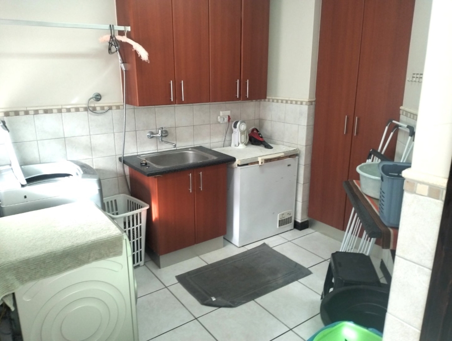 To Let 4 Bedroom Property for Rent in Outeniqua Strand Western Cape